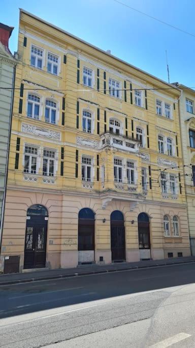 Lovely Old Town Apartment Bratislava Exterior photo